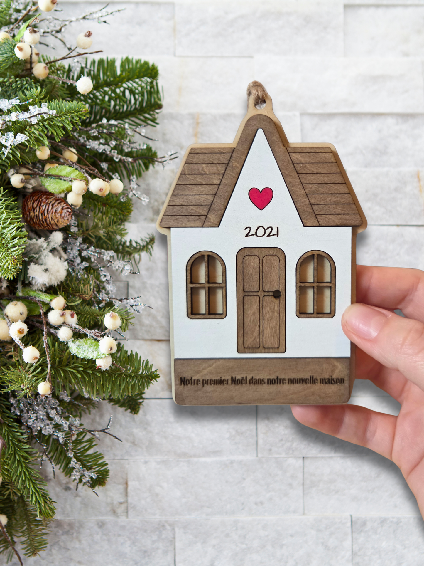 Ornement de Noël en bois – “Notre premier Noël dans notre nouvelle maison” | Décoration personnalisée