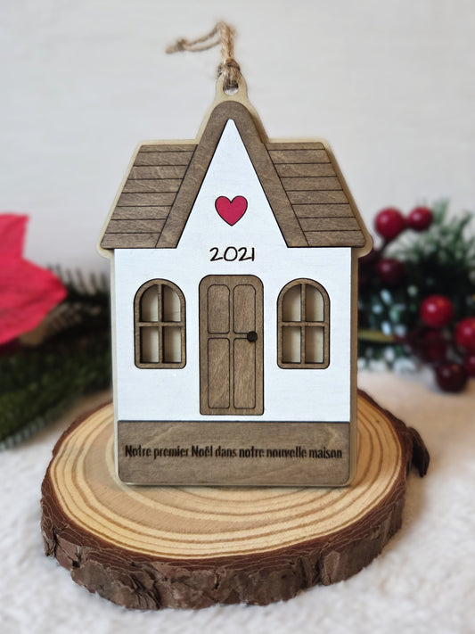 Ornement de Noël en bois – “Notre premier Noël dans notre nouvelle maison” | Décoration personnalisée