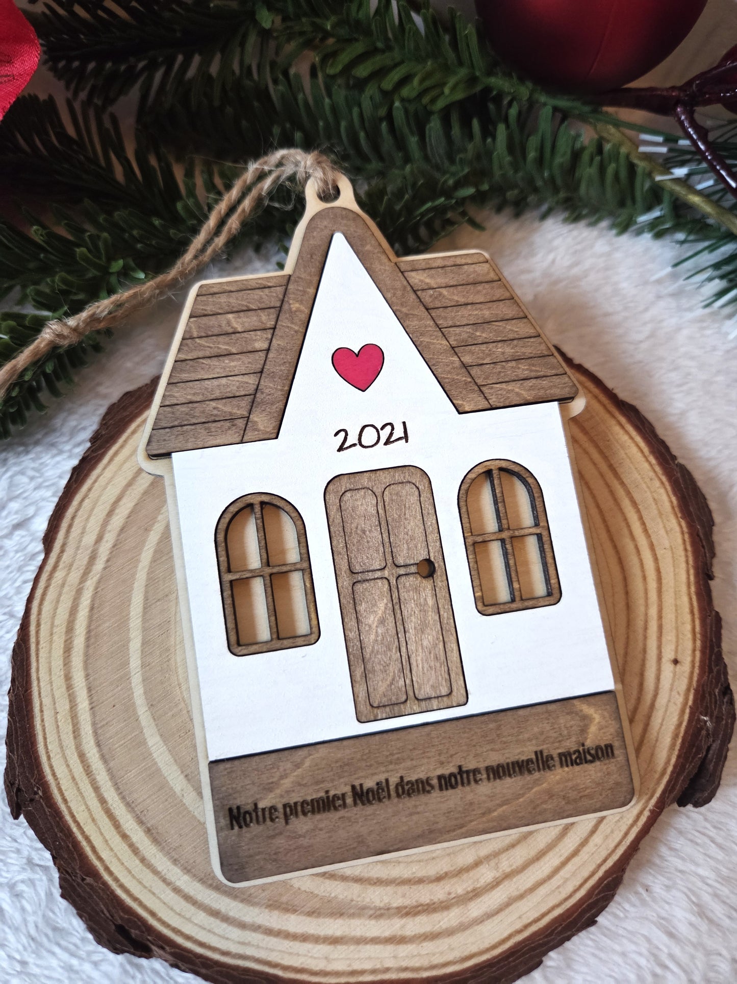 Ornement de Noël en bois – “Notre premier Noël dans notre nouvelle maison” | Décoration personnalisée
