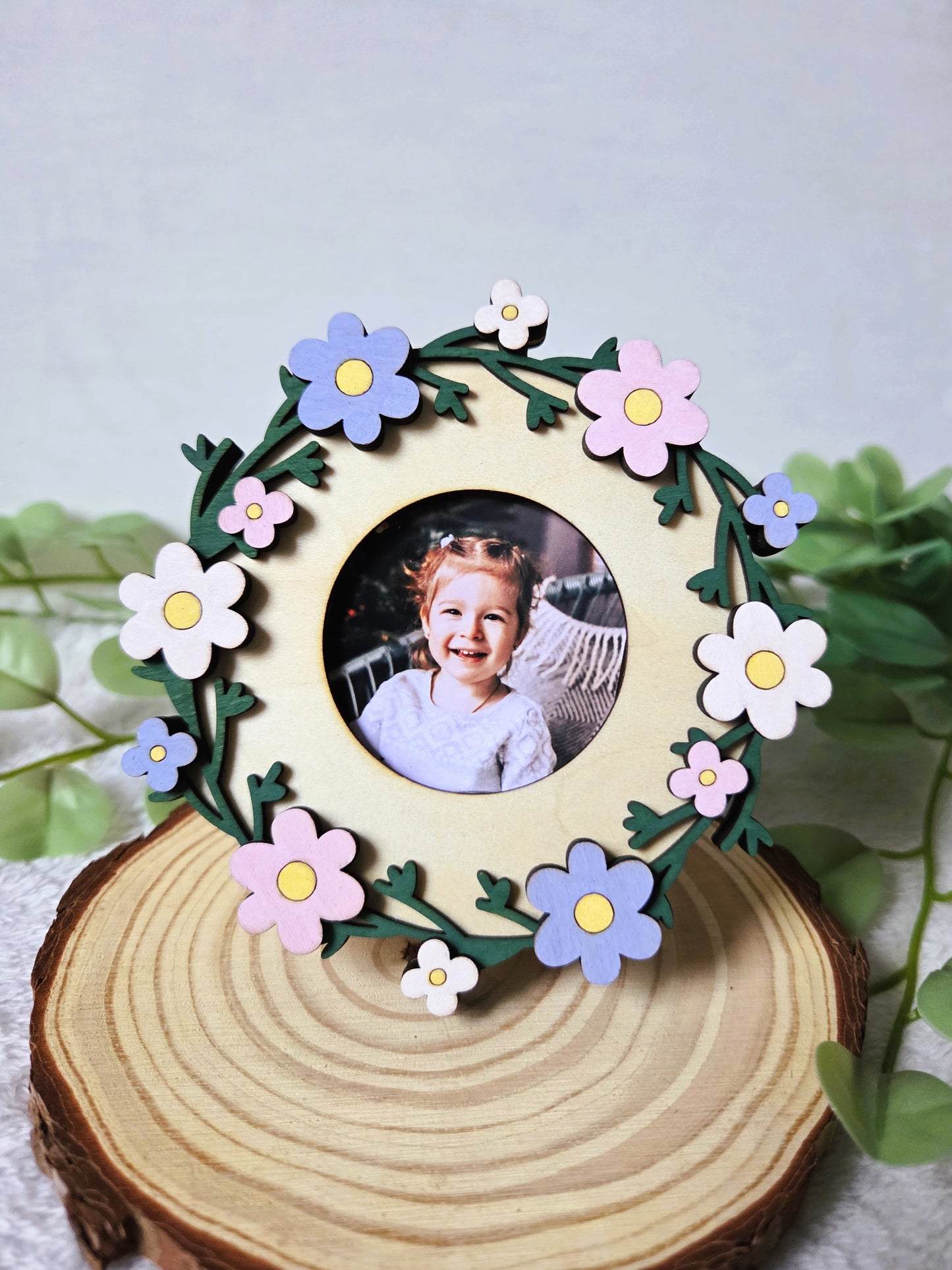 Magnet photo en bois – Modèle “Couronne Fleurie” | Cadre magnétique en relief pour frigo