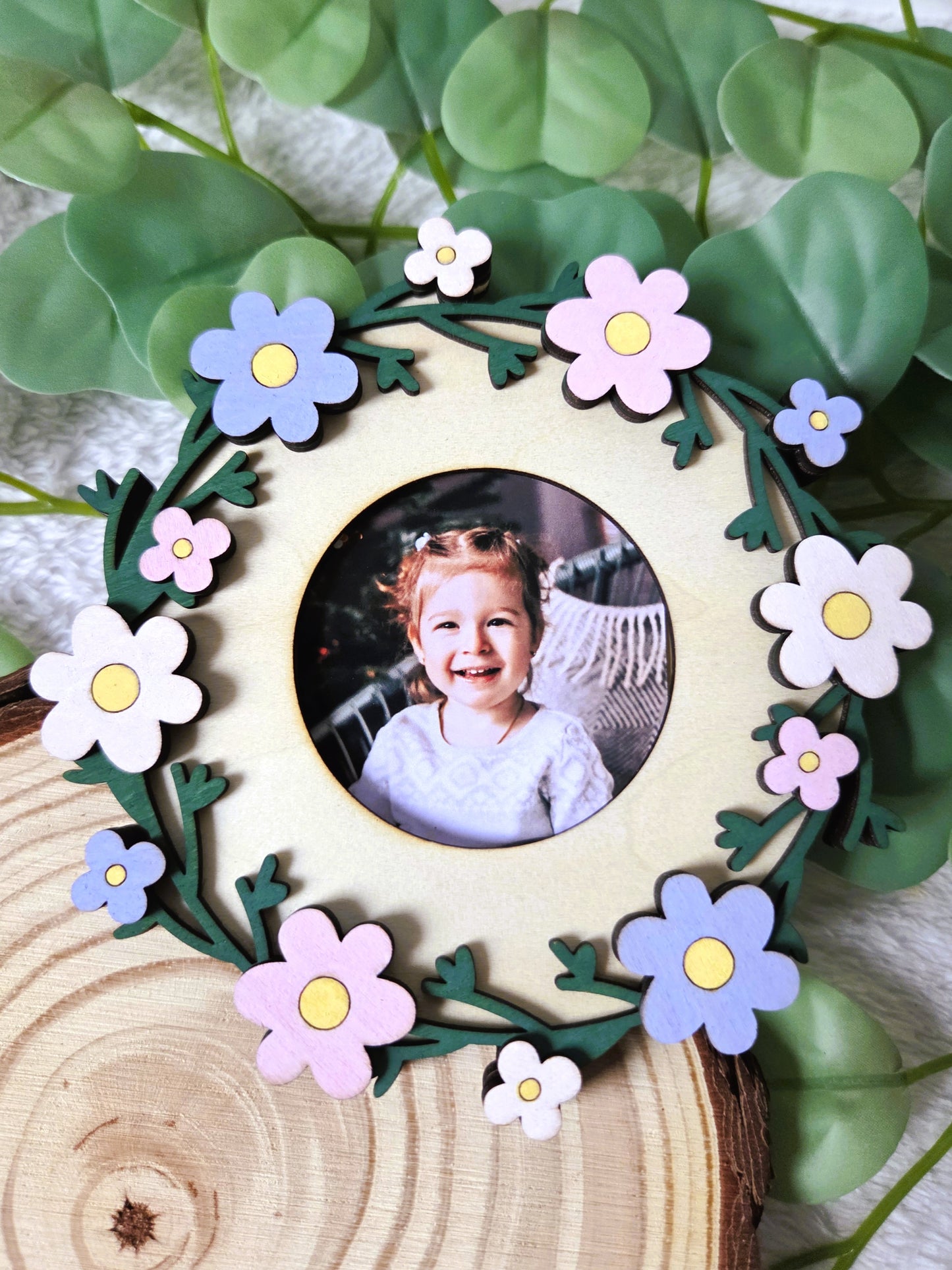 Magnet photo en bois – Modèle “Couronne Fleurie” | Cadre magnétique en relief pour frigo