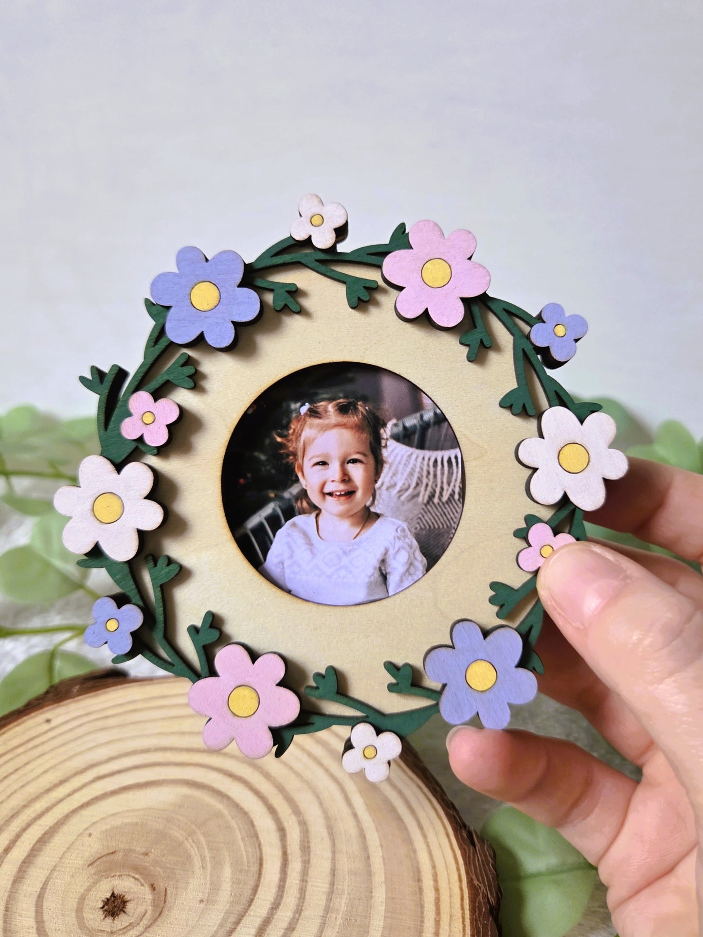 Magnet photo en bois – Modèle “Couronne Fleurie” | Cadre magnétique en relief pour frigo