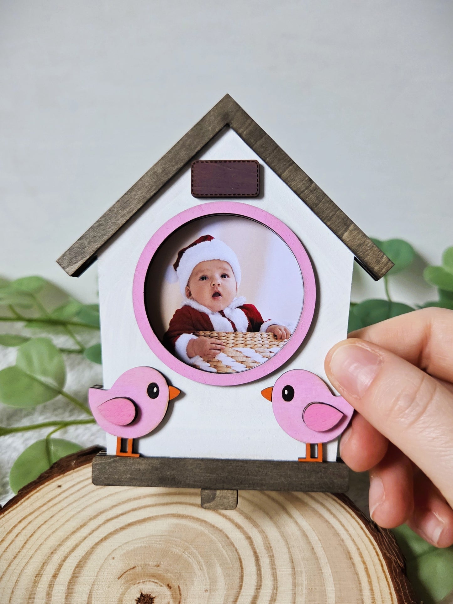 Magnet photo en bois – Modèle “Nichoir” | Cadre magnétique en relief pour frigo