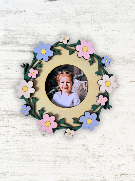 Magnet photo en bois – Modèle “Couronne Fleurie” | Cadre magnétique en relief pour frigo